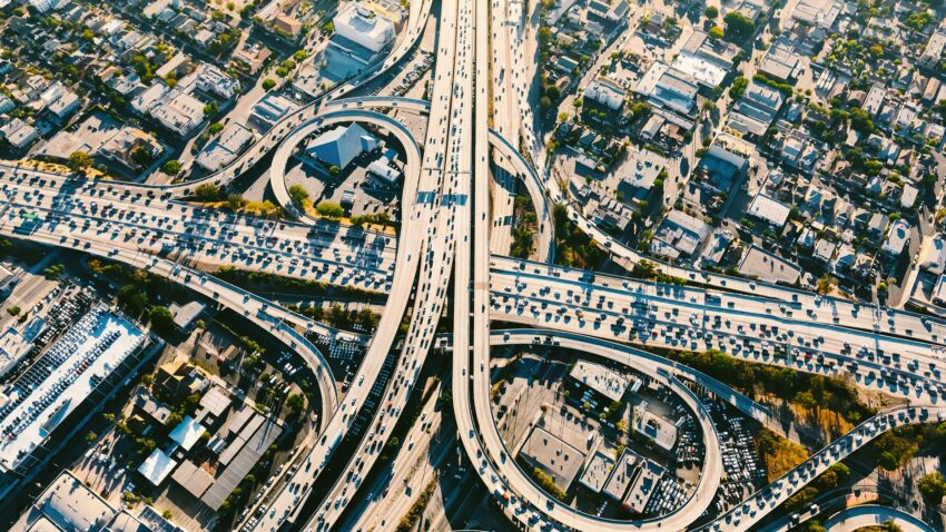 knooppunt van snelweg vanuit de lucht gezien