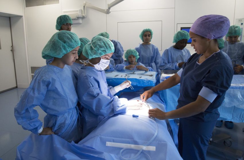 kinderen van weekendschool in operatiekamer als chirurg