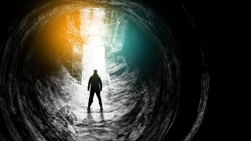 man in tunnel van grot