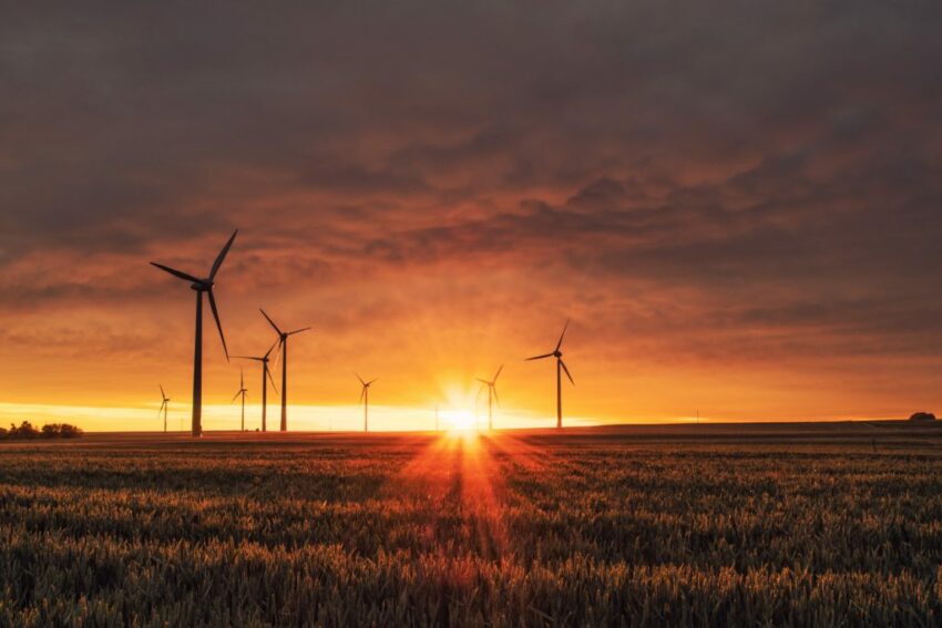 Windmolens bij zonsondergang