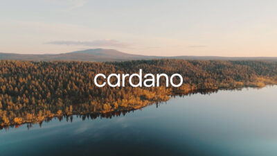 Landschap met meer, bos en bergen met logo Cardano