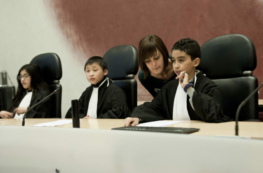 Kinderen vanweekendschool in rechbank als rechter