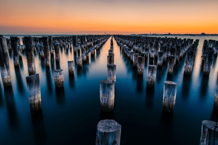 houten palen in water