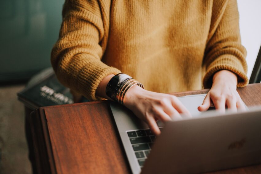 persoon aan het werk op laptop