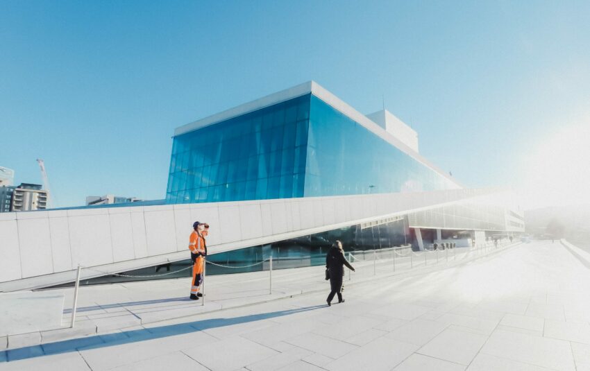 glazen gebouw met mensen ervoor