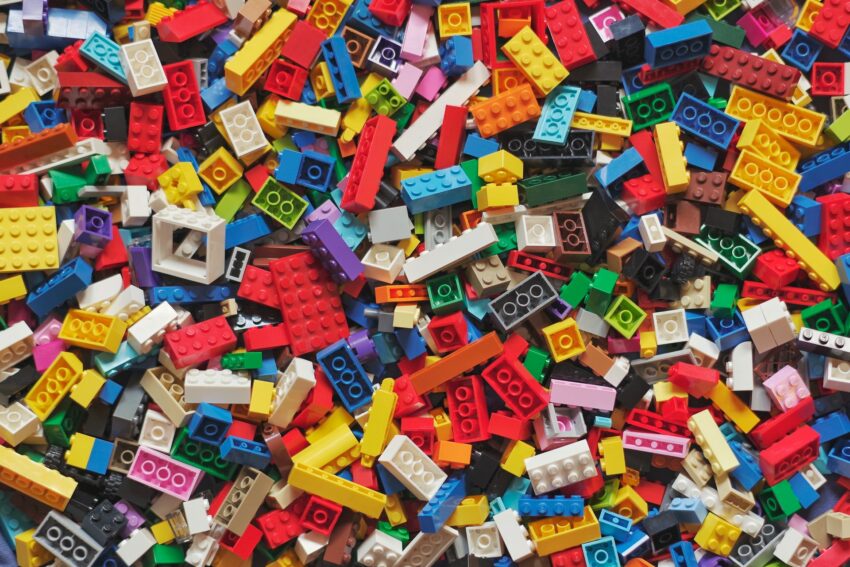 diverse kleuren legoblokken
