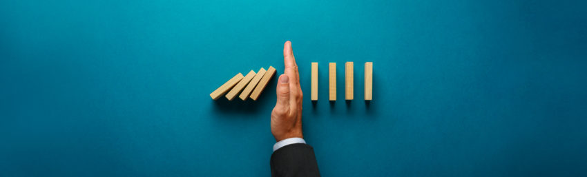 Domino stenen met hand ter bescherming